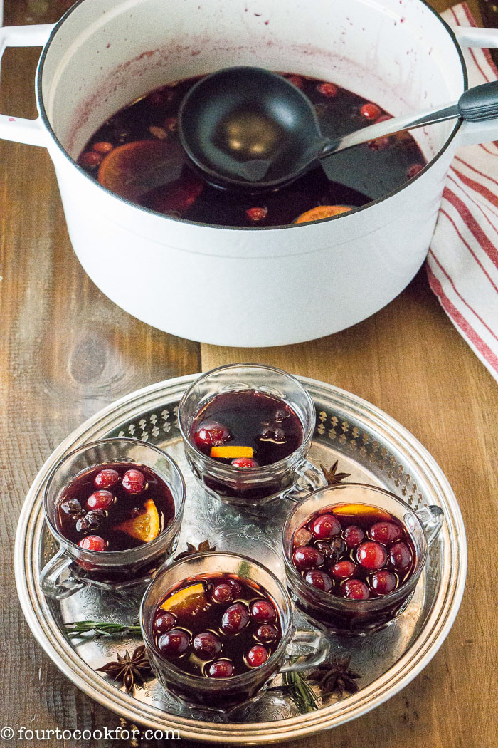 https://www.fourtocookfor.com/wp-content/uploads/2015/12/cranberry-mulled-wine-2.jpg