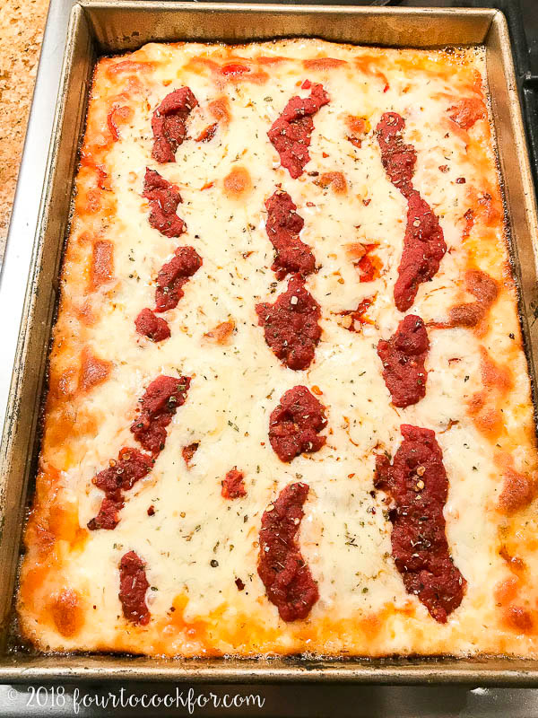 homemade] Detroit style pizza made in a 9x12 baking pan : r/food